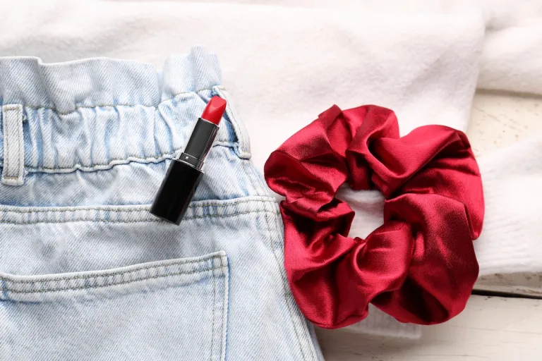 elastic waist jeans red scrunchie red lipstick | MercerOnline
