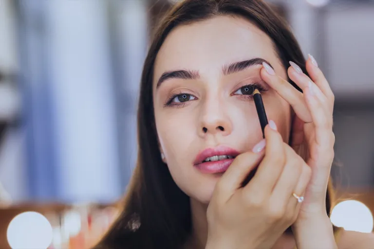 girl putting on eyeliner | MercerOnline